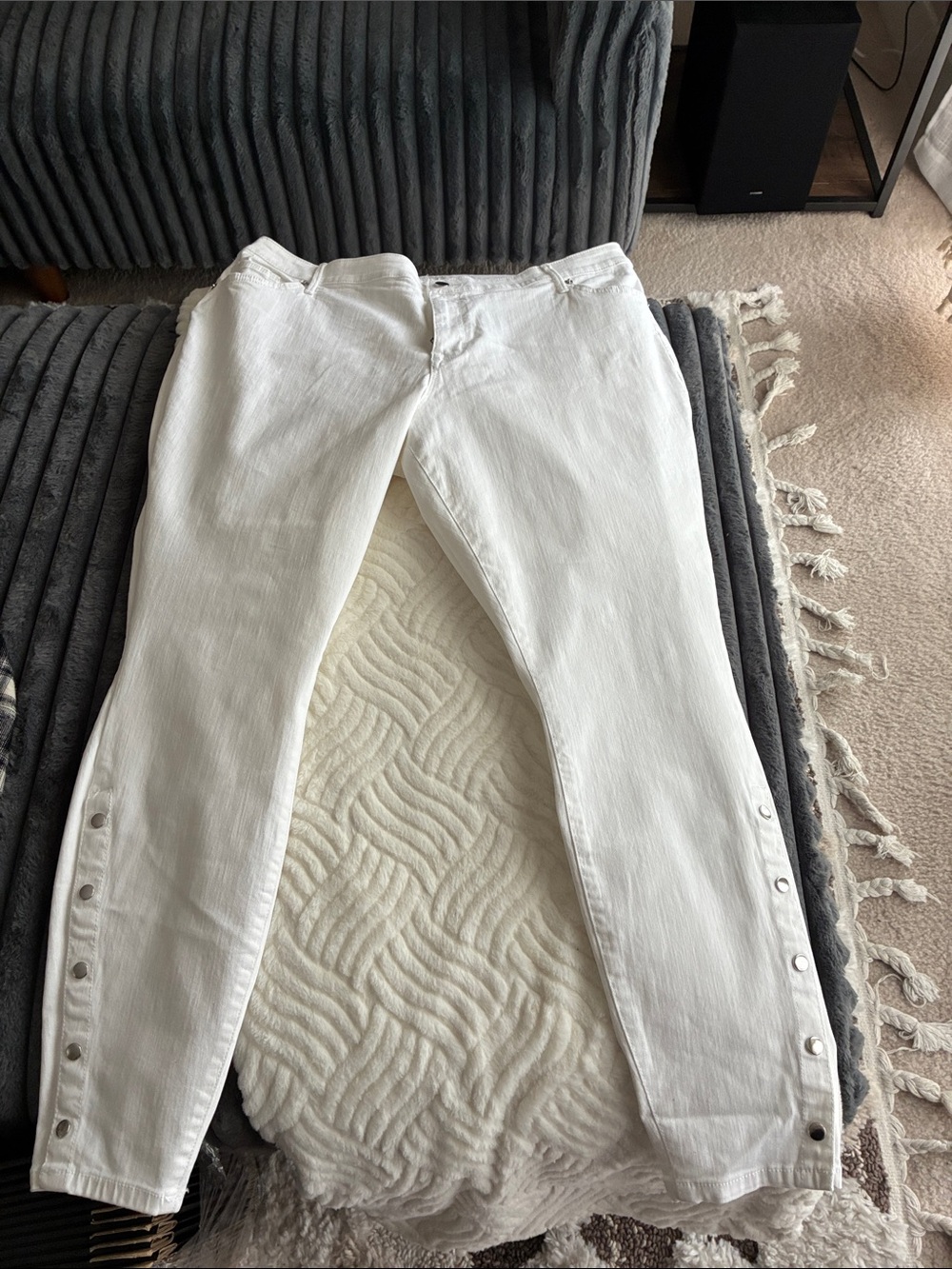 BOLD elements White Skinny Button-Trim Jeans